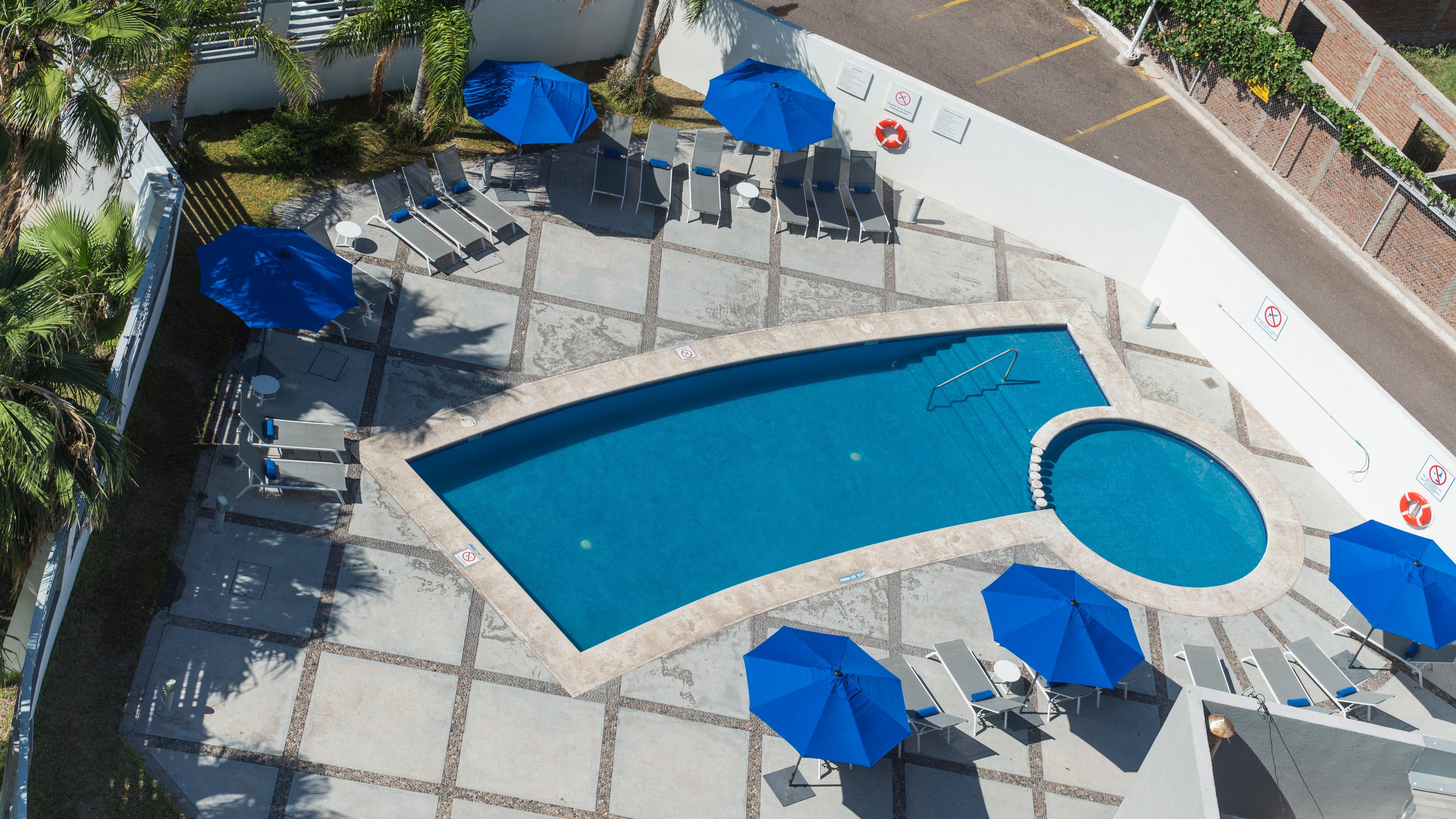 Holiday Inn Express Guaymas By Ihg מראה חיצוני תמונה Aerial view of the pool at the hotel